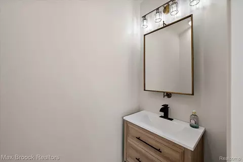 Bath - 4597 Clarkston Rd, Independence, MI 48348 photo 1 of 10