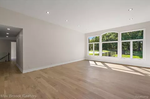 Living - 4597 Clarkston Rd, Independence, MI 48348 photo 2 of 5