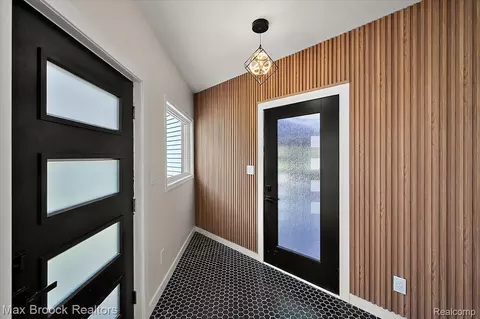 Entry Way - 4597 Clarkston Rd, Independence, MI 48348 photo 3 of 7