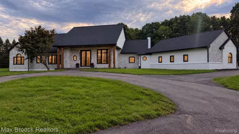 Exterior - 4597 Clarkston Rd, Independence, MI 48348 photo 3 of 8