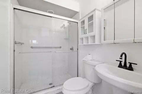 Bath - 14073 Hendricks Ave, Warren, MI 48089 photo 1 of 1
