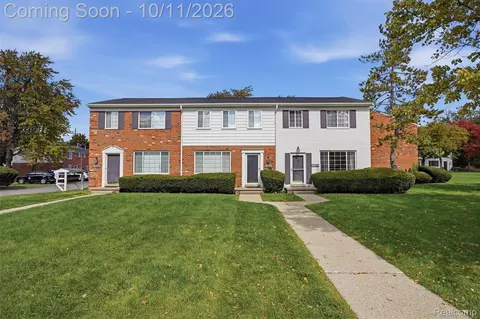 429 Fox Hills Dr N, Bloomfield Hills, MI 48304