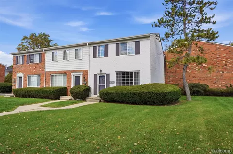 429 Fox Hills Dr N, Bloomfield Hills, MI 48304