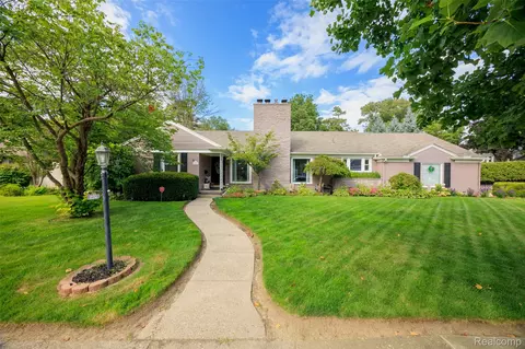 290 Stephens Rd, Grosse Pointe Farms, MI 48236