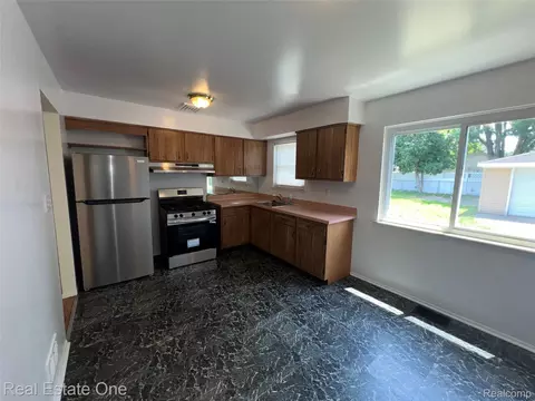 Kitchen - 25563 Baker, Taylor, MI 48180 photo 2 of 3