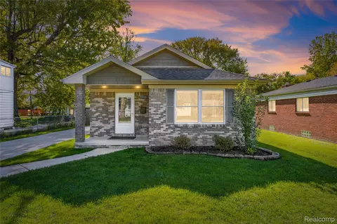 22038 Lanse St, Saint Clair Shores, MI 48081