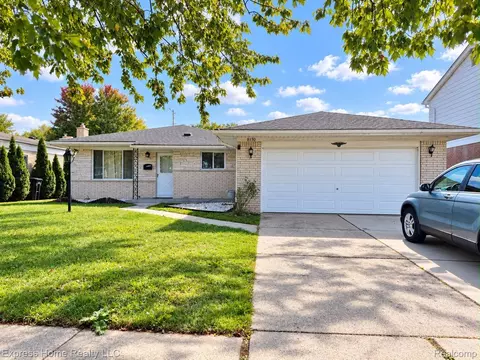 8330 Sunburst, Center Line, MI 48015