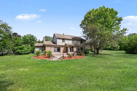 29579 Kings Pointe Ct, Farmington Hills, MI 48331