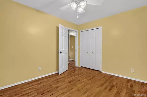 Bedroom - 9096 Carpenter Rd, Flushing, MI 48433 photo 3 of 7