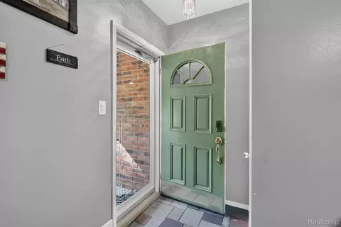 Entry Way - 9096 Carpenter Rd, Flushing, MI 48433 photo 2 of 3