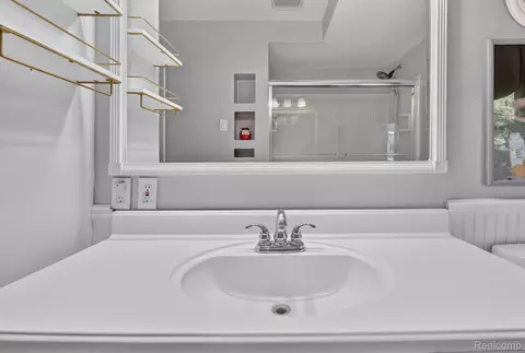 Bath - 9096 Carpenter Rd, Flushing, MI 48433 photo 5 of 6