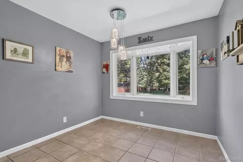 Dining - 9096 Carpenter Rd, Flushing, MI 48433 photo 2 of 2