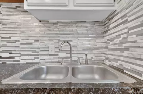 Kitchen - 9096 Carpenter Rd, Flushing, MI 48433 photo 2 of 4