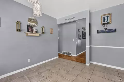 Entry Way - 9096 Carpenter Rd, Flushing, MI 48433 photo 3 of 3