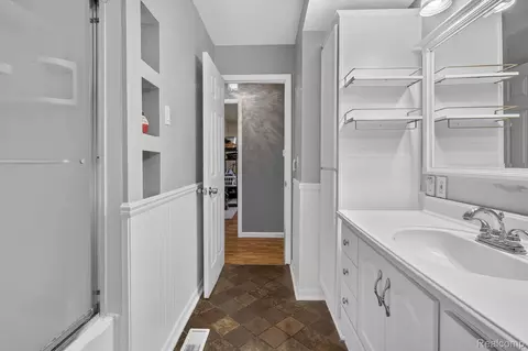 Bath - 9096 Carpenter Rd, Flushing, MI 48433 photo 6 of 6