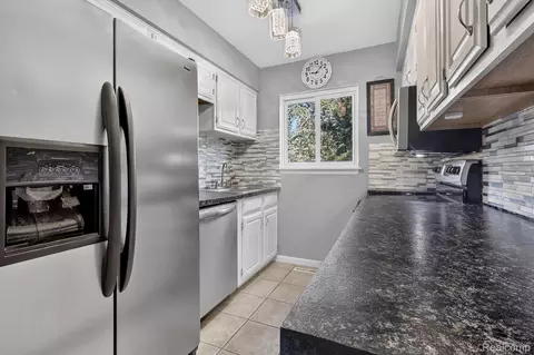 Kitchen - 9096 Carpenter Rd, Flushing, MI 48433 photo 4 of 4
