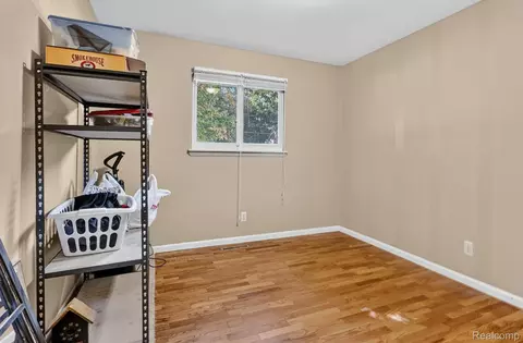 Bedroom - 9096 Carpenter Rd, Flushing, MI 48433 photo 6 of 7