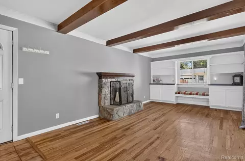 Living - 9096 Carpenter Rd, Flushing, MI 48433 photo 1 of 2