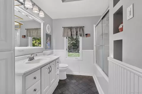 Bath - 9096 Carpenter Rd, Flushing, MI 48433 photo 4 of 6