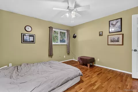 Bedroom - 9096 Carpenter Rd, Flushing, MI 48433 photo 4 of 7