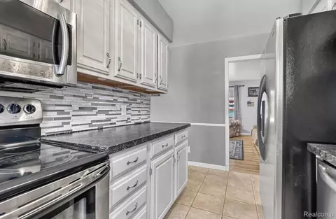 Kitchen - 9096 Carpenter Rd, Flushing, MI 48433 photo 3 of 4