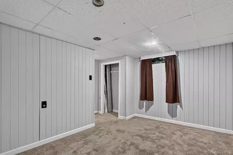 Bedroom - 9096 Carpenter Rd, Flushing, MI 48433 photo 7 of 7