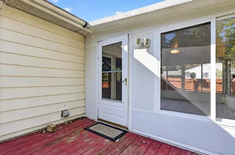 Exterior - 9096 Carpenter Rd, Flushing, MI 48433 photo 6 of 13