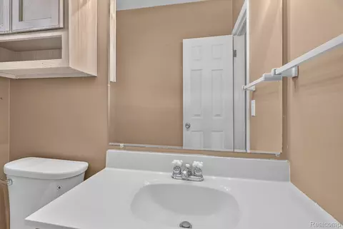 Bath - 9096 Carpenter Rd, Flushing, MI 48433 photo 1 of 6