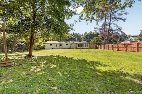 Exterior - 9096 Carpenter Rd, Flushing, MI 48433 photo 10 of 13