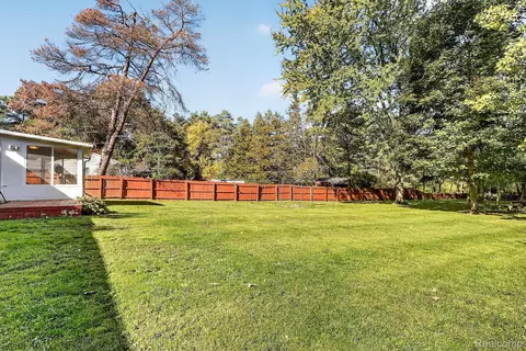 Exterior - 9096 Carpenter Rd, Flushing, MI 48433 photo 9 of 13