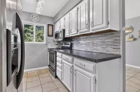Kitchen - 9096 Carpenter Rd, Flushing, MI 48433 photo 1 of 4