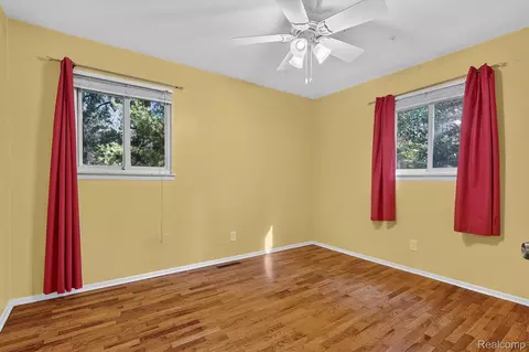 Bedroom - 9096 Carpenter Rd, Flushing, MI 48433 photo 2 of 7