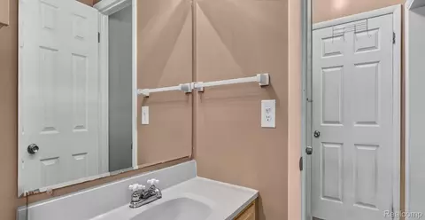 Bath - 9096 Carpenter Rd, Flushing, MI 48433 photo 3 of 6