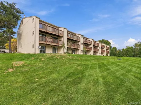 1677 Riverside Dr #ROCHER, Rochester Hills, MI 48309