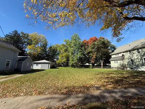 643 N Hickory St, Owosso, MI 48867 photo 3