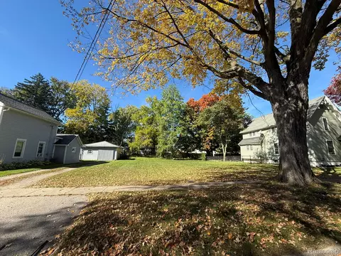 643 N Hickory St, Owosso, MI 48867 photo 2