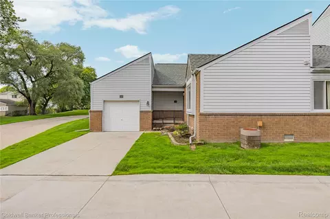 715 Claire Pointe Ct E, Saint Clair Shores, MI 48081