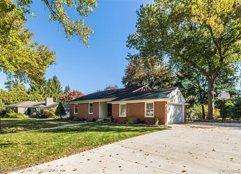 171 S Glengarry Rd, Bloomfield Hills, MI 48301