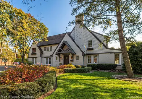 528 Covington Rd, Bloomfield Township, MI 48301