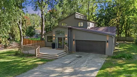 5445 Savoy Dr, Waterford, MI 48327