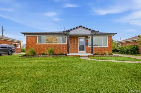 27737 Rockwood St, Saint Clair Shores, MI 48081