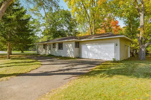 2860 Airport Rd, Waterford, MI 48329
