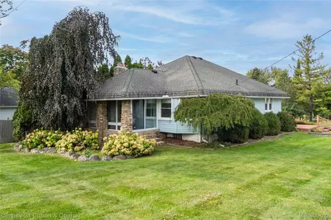 238 Alberta St, Auburn Hills, MI 48326