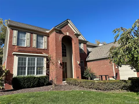 1612 Blushing Dr, Rochester Hills, MI 48307