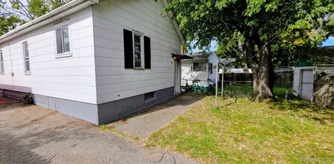 943 Stocker Ave, Flint, MI 48503 photo 8