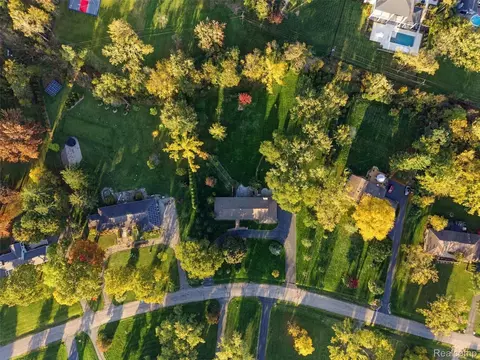 7393 E Greenwich Dr, Bloomfield Hills, MI 48301