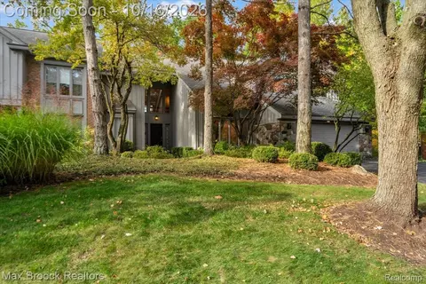 4929 Fairway Ridge Cir, West Bloomfield, MI 48323