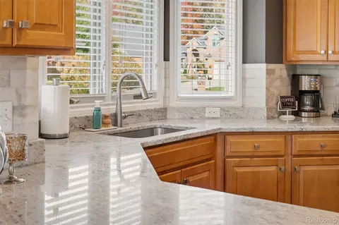 Kitchen - 21354 Pine Cone Dr, Macomb, MI 48042 photo 5 of 6