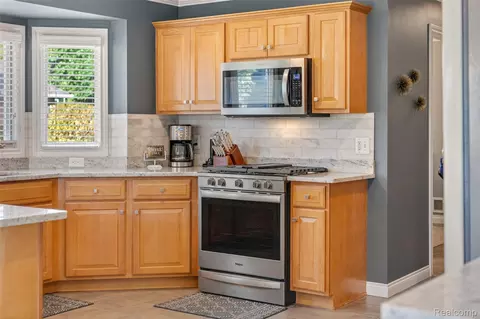 Kitchen - 21354 Pine Cone Dr, Macomb, MI 48042 photo 4 of 6