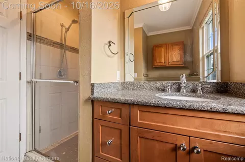 Bath - 2793 Waterloo Dr, Troy, MI 48084 photo 3 of 4